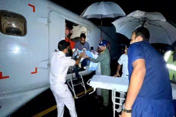 Navy pilots made a daring flight amid monsoon in Kerala, saved the life of the girl by fighting the storm