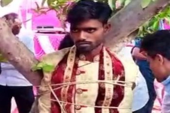 On demanding dowry, the groom was tied to a tree, the baratis were also made hostage