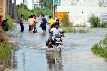 Hindon river water filled up to five feet in houses peoples problems increased NDRF rescues 40