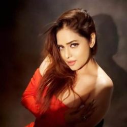 Bindaas actress Poonam Jhawar has become famous by working with Akshay Kumar and Sunil Shetty