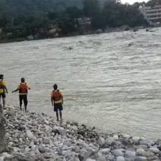 Chardham Yatra Vehicle full of pilgrims fell into river Ganga, many people missing