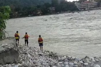 Chardham Yatra Vehicle full of pilgrims fell into river Ganga, many people missing