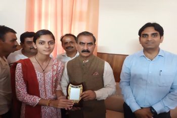 Chief Minister honored student Madhu Sharma