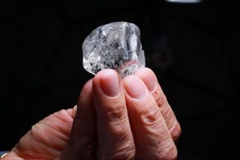 Couple working in the mine got lucky, got 8.01 carat precious diamond