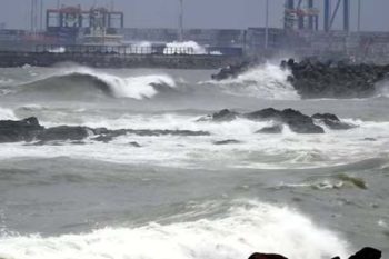 Cyclonic storm flourishing again, alert in 12 states;Mountain debris on roads in Uttarakhand - Badrinath highway closed