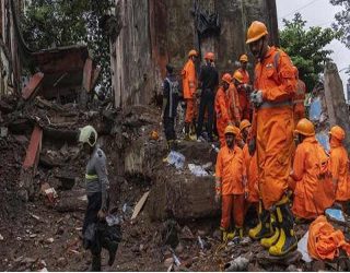 The staircase of the old building suddenly collapsed, 54 people were saved