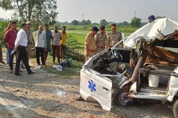 Tragic accident An unknown vehicle collided with an ambulance carrying the dead body, four people including mother and daughter died