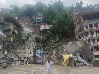 Eight buildings collapsed like cards, a big accident averted due to the prudence of the administration