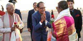 Governor Patel and Chief Minister Chouhan bid farewell to President Murmu