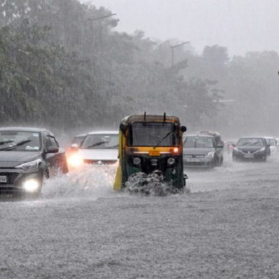 Heavy rains in Delhi, waterlogging and heavy traffic at many places