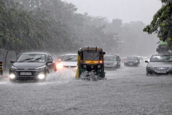 Heavy rains in Delhi, waterlogging and heavy traffic at many places