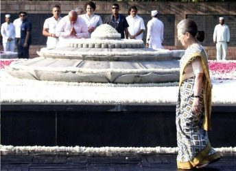 Kharge and Sonia pay tribute to Rajiv Gandhi on his birth anniversary, PM Modi remembers