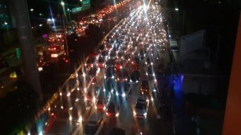 Several km long jam in Noida for 10 hours, 45 ton iron wheel fell on the road, workers engaged in removal