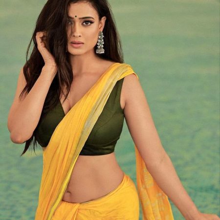 Shweta Tiwari wearing a yellow saree at the age of 42 sets the internet on fire