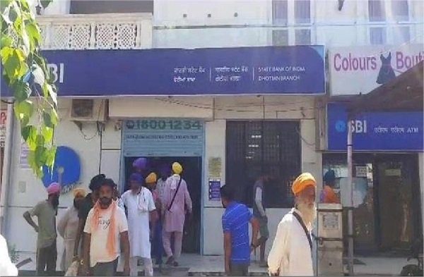 An attempt to rob a bank in Tarn Taran failed due to the alertness of the policeman, the robbers shot him.