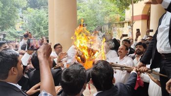 Boil over lathi charge Advocates burnt effigy of Home Secretary, 2500 cases stuck in courts due to strike, protest continues