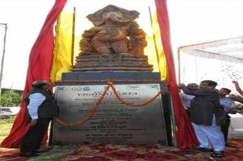 Gadkari unveils Vighnaharta statue in Delhi