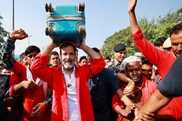 Rahul Gandhi arrived at Anand Vihar railway station as a porter, picked up people's luggage