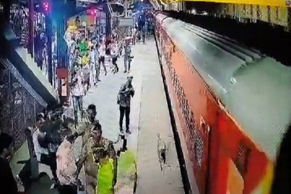 While boarding a moving train, he lost his balance, man hung on the gate of the train, saved by RPF staff, CCTV came forward