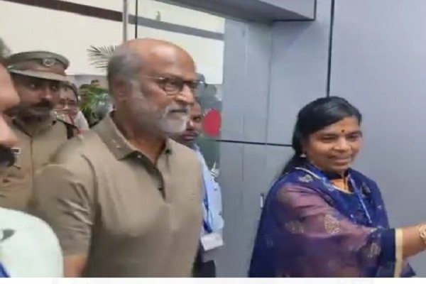 As soon as Rajinikanth reached Thiruvananthapuram, the airport echoed with Thalaivar..