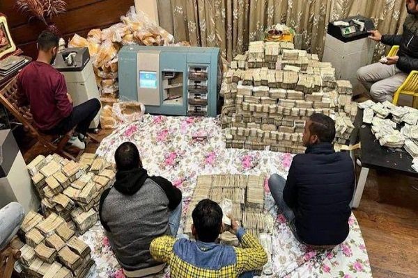 Assets worth more than Rs 1 billion seized in IT raid, Rs 94 crore cash, jewelery worth Rs 8 crore recovered