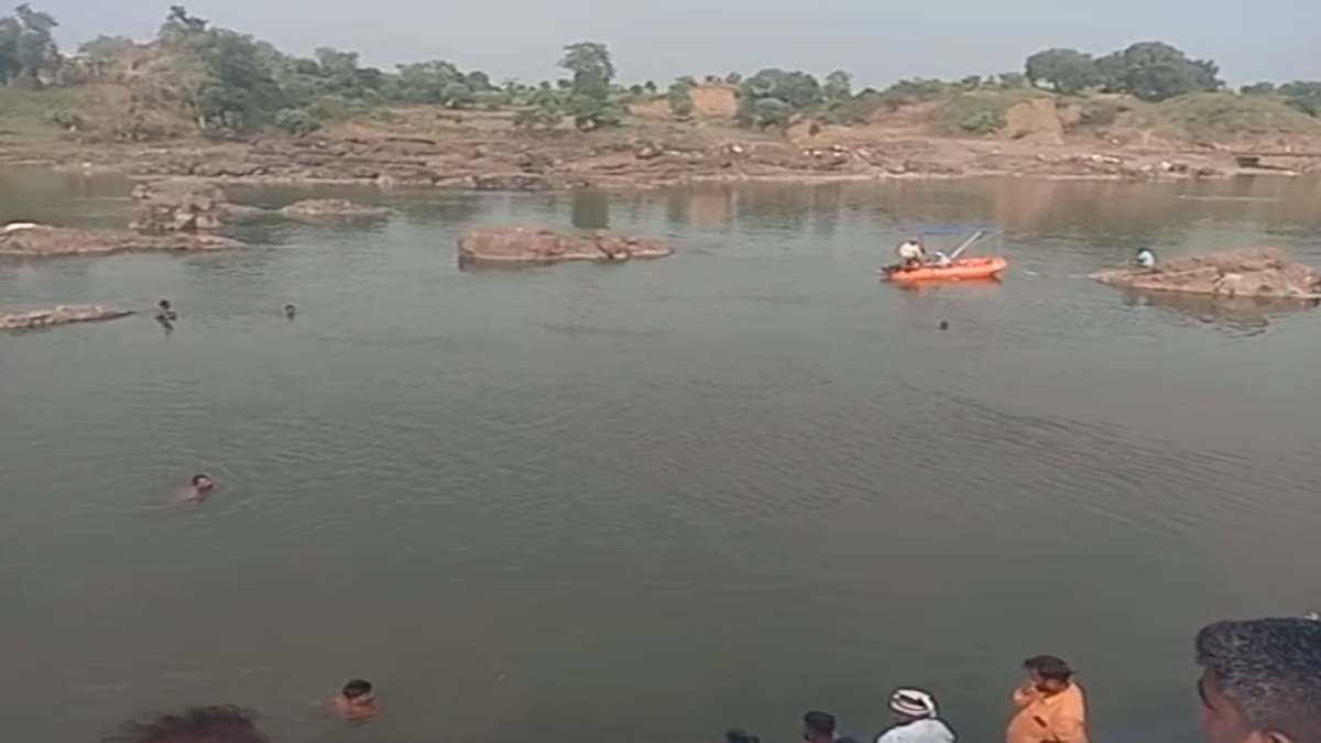 Big accident in MP 4 youth drowned in Tapti river, 2 pulled out, search for 2 continues...