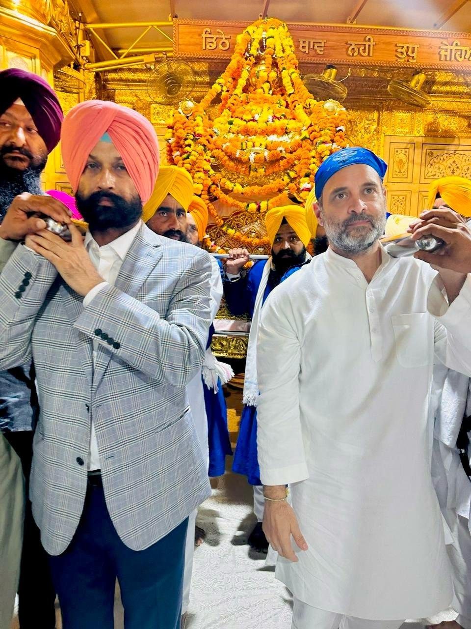 Congress leader Rahul Gandhi visited the Golden Temple, served in the temple