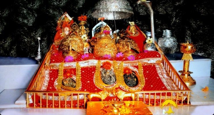 During Navratri, a flood of devotees gathered in the court of Maa Vaishno Devi, more than four lakh pilgrims visited