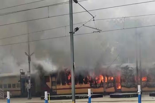 Five coaches of DEMU train caught fire, passengers got down in time and saved their lives;