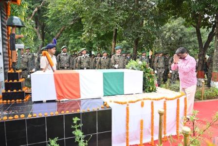 Honorable Governor Shri CP Radhakrishnan and Honorable Chief Minister Shri Hemant Soren paid tribute to martyred soldier Shri Rajesh Kumar.