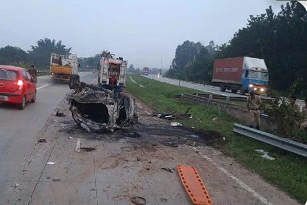 Mother and child burnt alive in car-truck collision in Karnataka