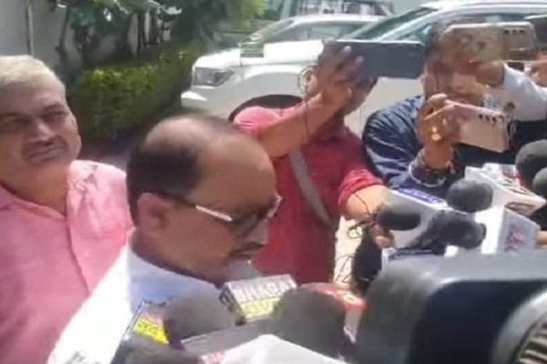 Nitish's MLA lost his temper on the question of journalists, abused heavily while threatening