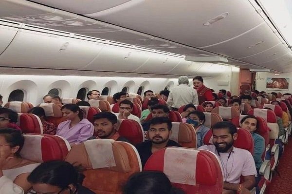 Plane reached India with 235 passengers from Israel, Indian citizens raised slogans of Vande Mataram