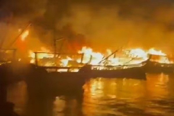 A massive fire broke out in the port of Visakhapatnam, 40 boats burnt to ashes - loss worth crores.