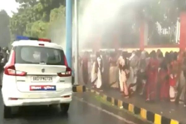 Anganwadi workers surrounded the assembly, police used water cannon;many women unconscious