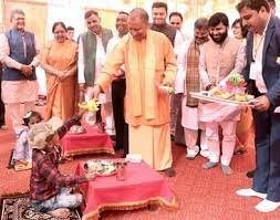 CM Yogi laying the foundation stone of Anganwadi centers to be built in the districts and inaugurating the Hot Cooked Meal Scheme