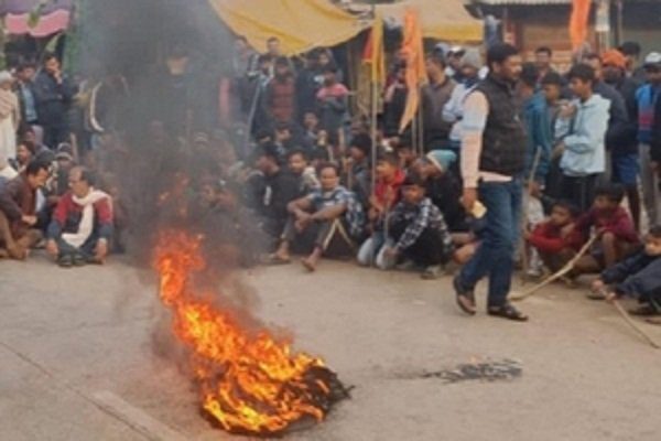 In Ranchi, anti-social elements broke the statues of gods and goddesses in four temples, thousands of people took to the streets with weapons.