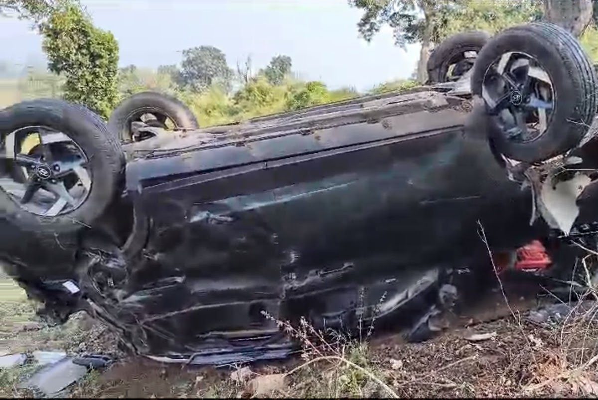 Jako Rakhe Saiyan Koi Maar Na Koi' Family with car fell 200 feet down the mountain, everyone's life was saved, people said it was a miracle.