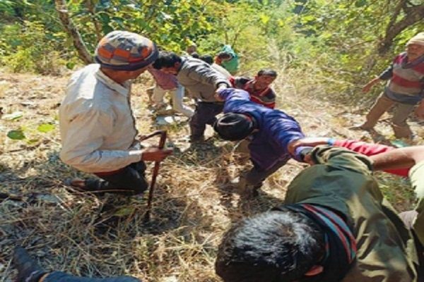 Jeep went out of control and fell into a deep ditch, 8 people died;two seriously injured