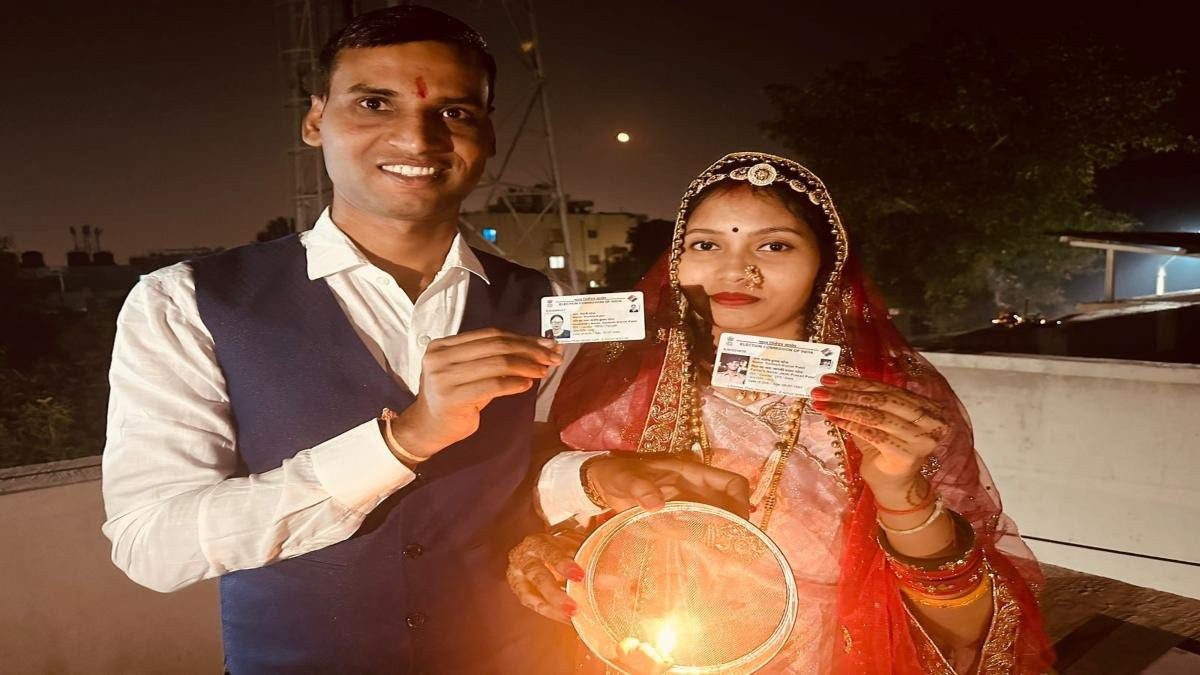 Karva Chauth with Voter Card SDOP celebrated the festival in a different way, gave a new Voter ID card to his wife as a gift, appealed to the voters to vote.