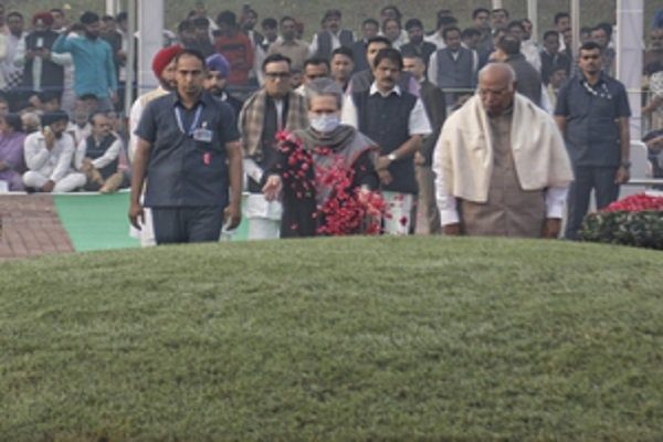 Kharge, Sonia and Rahul paid tribute to Pandit Nehru on his birth anniversary