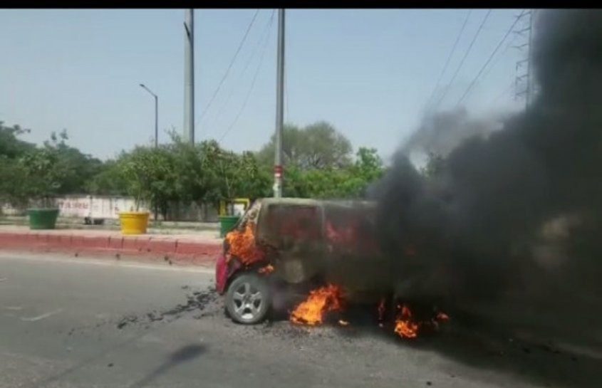 Moving car turns into ball of fire, driver jumps to save his life, creates panic among people