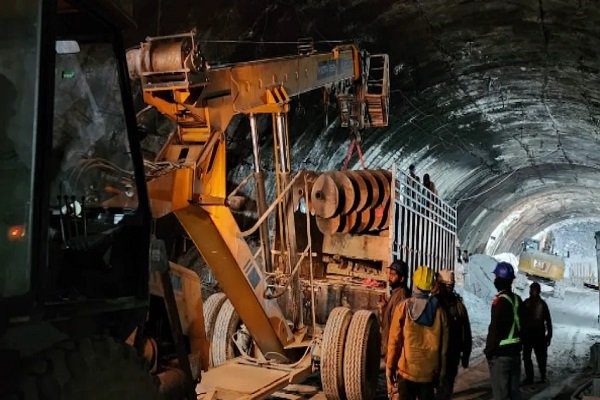 Rescue of 40 laborers trapped in Yamunotri Tunnel accident continues on war footing, SDRF Commandant spoke through walkie-talkie.