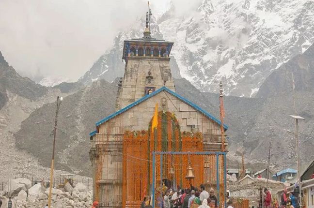 Snowfall continues in Badrinath, Kedarnath and Yamunotri Dham, bone-chilling cold.