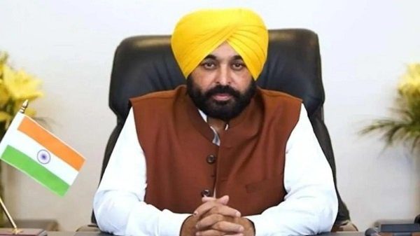 Strict order from CM Bhagwant Mann, FIR will be registered against the crowd who forced a government officer to burn stubble.