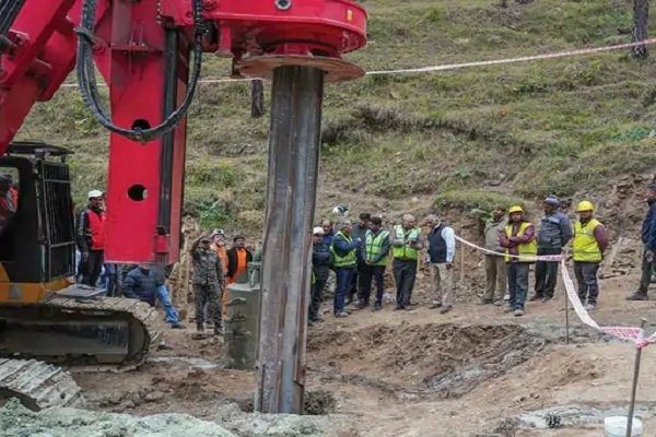 Uttarkashi Tunnel Rescue Auger machine stuck in the tunnel removed, manual drilling will start to rescue the workers.