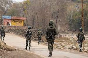 A massive explosion occurred in the police camp in Poonch, Jammu and Kashmir, glasses from vehicles parked nearby were broken;Police engaged in investigation