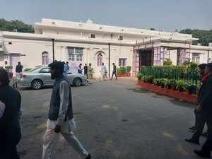 Even before the results came, Congress workers left the office, the headquarters became vacant.