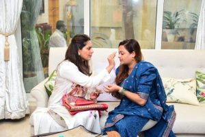 Global star Ram Charan along with his wife Upasana met Chief Minister Shri Eknath Shinde... Shinde family welcomed him in a traditional manner...!