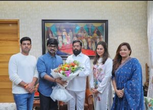 Global star Ram Charan along with his wife Upasana met Chief Minister Shri Eknath Shinde... Shinde family welcomed him in a traditional manner...!